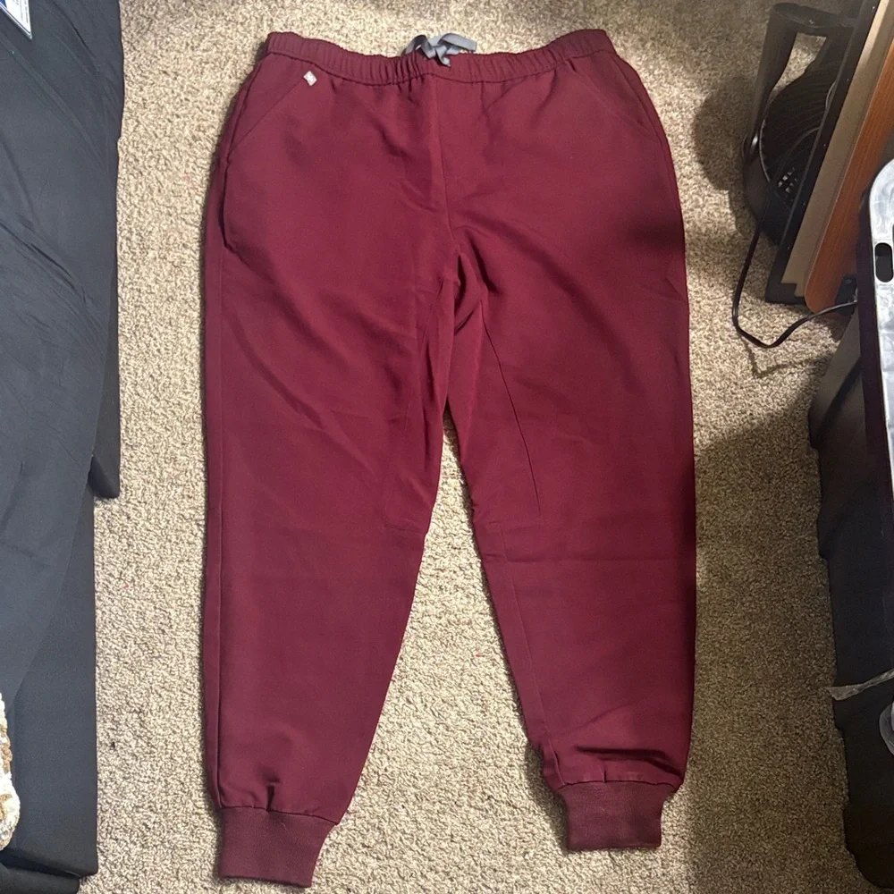 NWT FIGS Men’s Tansen Jogger Scrub Pants in Maroon Size XL
